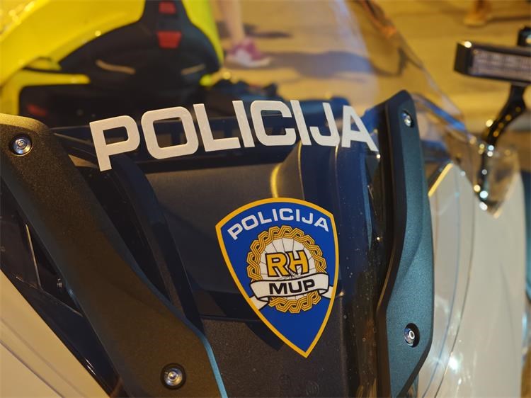 Drogirani stariji motociklist divljao cestama i bježao policiji: Namjerno je udraio i policajca na motoru koji je potom pao…