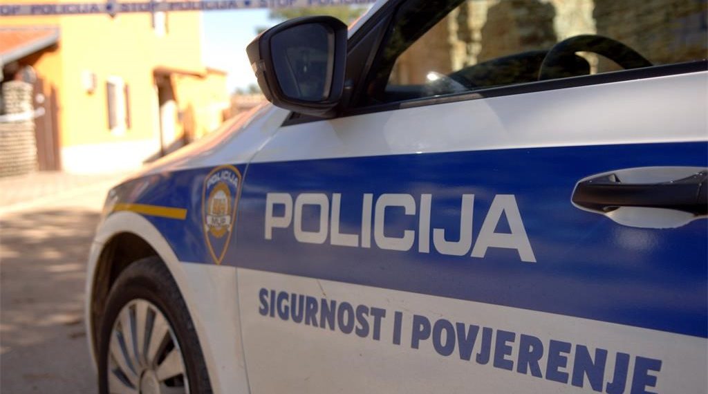 Kaos u Istri: Sjekirom i nožem napao oca i teško ga ozlijedio. Nožem je dobila i sestra…