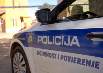 Kaos u Istri: Sjekirom i nožem napao oca i teško ga ozlijedio. Nožem je dobila i sestra…