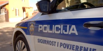 Kaos u Istri: Sjekirom i nožem napao oca i teško ga ozlijedio. Nožem je dobila i sestra…