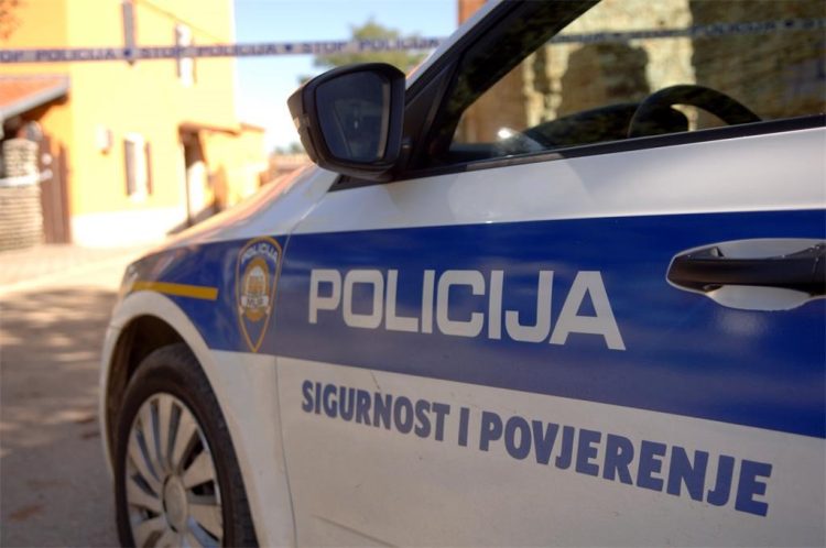 Kaos u Istri: Sjekirom i nožem napao oca i teško ga ozlijedio. Nožem je dobila i sestra…