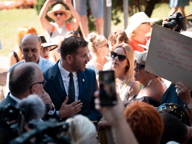 Pobuna u Splitu zbog azbesta. Šuta: Split neće tolerirati nasilje pojedinca. Brod Moby Drea mora van Splita!