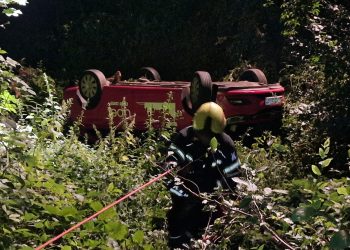 Taksist sletio u provaliju na Bliznecu: Prevario ga san i završio je 30 metara ispod ceste