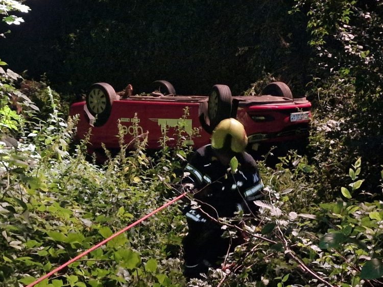 Taksist sletio u provaliju na Bliznecu: Prevario ga san i završio je 30 metara ispod ceste