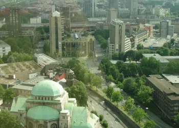 Drama u Essenu: Učenik nožem napao učiteljicu u školi i pobjegao. Policajci ga pronašli i pucali u njega….