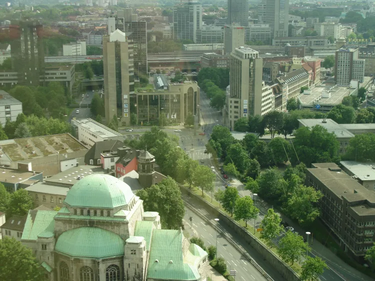 Drama u Essenu: Učenik nožem napao učiteljicu u školi i pobjegao. Policajci ga pronašli i pucali u njega….
