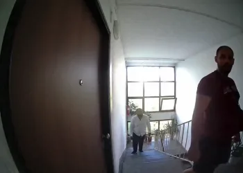 VIDEO Pogledajte ekipu koja obilazi vrata po zgradama: Jesu li to pljačkaši stanova?