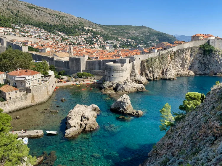 Dubrovnik: Stariji Bosanac izazvao više puta u dva tjedna javnu sablazan na plaži. Sad je u zatvoru….