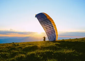 Bizarna nesreća u Podravini: Stariji letač paraglajderom pogodio kamion umjesto livade…