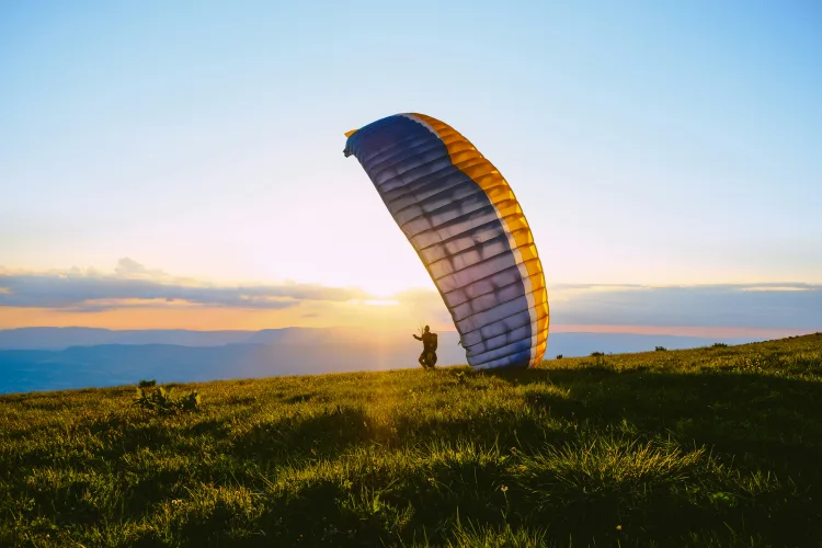 Bizarna nesreća u Podravini: Stariji letač paraglajderom pogodio kamion umjesto livade…