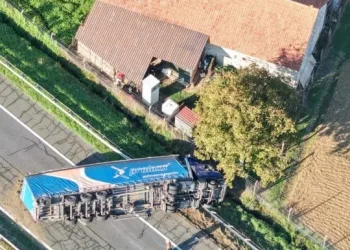 FOTO Prevrnuo se kamion na A2: Potpuno prekinuo promet