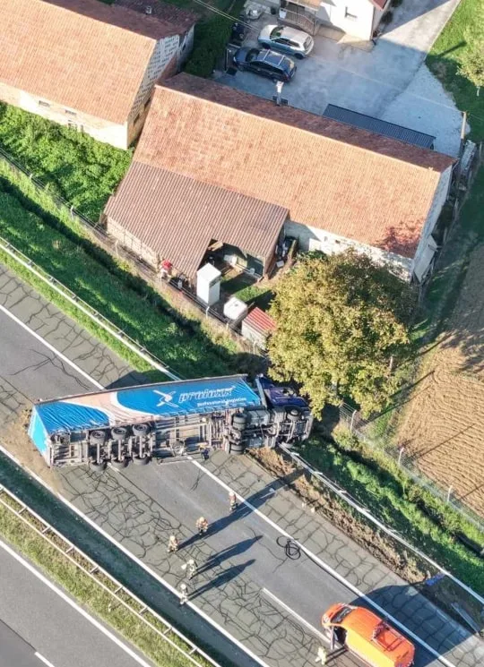 FOTO Prevrnuo se kamion na A2: Potpuno prekinuo promet