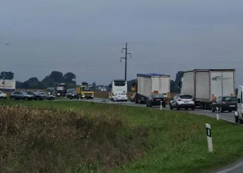 Strava na sjeveru zemlje: U sudaru dva auta i autobusa poginula jedna žena