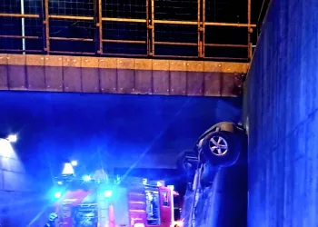 FOTO Malo je popila i pala s nadvožnjaka: Spasili ju vatrogasci. Ranije su uvježbavali takvu intervenciju…