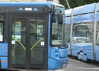 Šok u Zagrebu: Mladić u maskirnoj uniformi i s puškom čekao i dočekao ZET-ov autobus