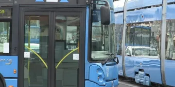 Šok u Zagrebu: Mladić u maskirnoj uniformi i s puškom čekao i dočekao ZET-ov autobus