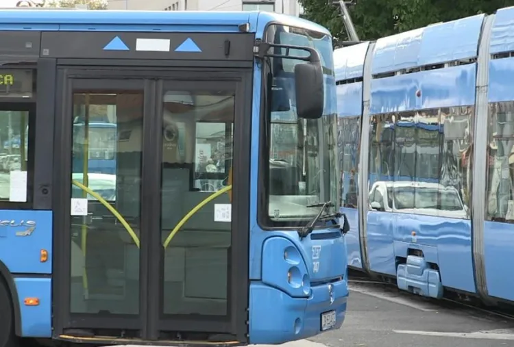 Šok u Zagrebu: Mladić u maskirnoj uniformi i s puškom čekao i dočekao ZET-ov autobus