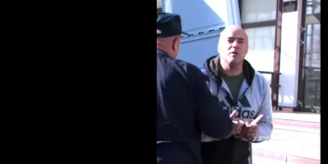 VIDEO Bivši policajac i glumac u lisicama zapjevao narodnjak: Evo što je pjesnik htio reći