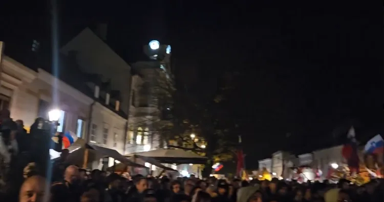 VIDEO Novo Mesto: Oko 10.000 ljudi na prosvjedu protiv romskog nasilja i ubojstva mještanina. Evo koje mjere sprema Slovenija