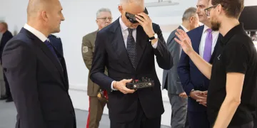 Ministri obrane Hrvatske i Mađarske posjetili osječku tvrtku Orqa: Fokus na FPV dronove i suradnju unutar NATO-a