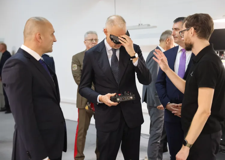 Ministri obrane Hrvatske i Mađarske posjetili osječku tvrtku Orqa: Fokus na FPV dronove i suradnju unutar NATO-a