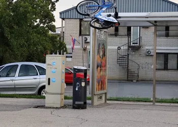 FOTO U Sesvetama netko ne voli Tomaševića: Gradski bicikli završili na drveću i autobusnim stanicama