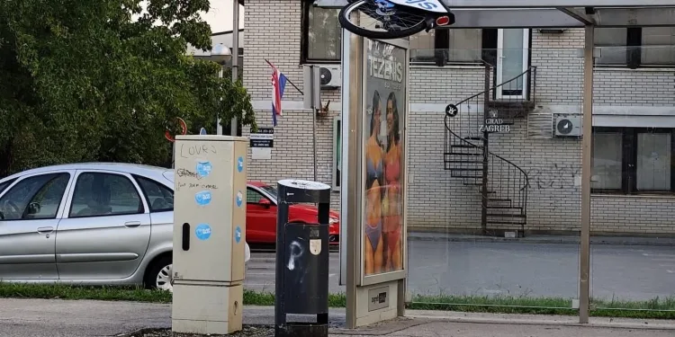 FOTO U Sesvetama netko ne voli Tomaševića: Gradski bicikli završili na drveću i autobusnim stanicama