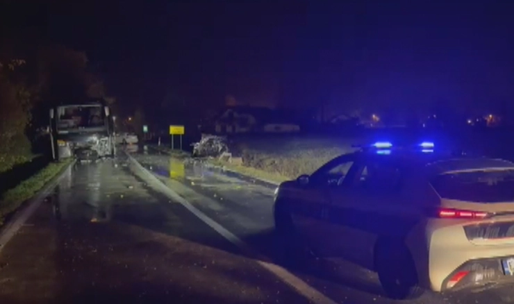 Strava u BiH: Više ozlijeđenih u strahovitom sudaru auta iz Splita i slovenskog autobusa