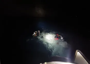 FOTO Drama kod Senja: Policajac je skinuo odoru i zaronio u hladno more. Nije mogao otvoriti olupinu i izvući ljude