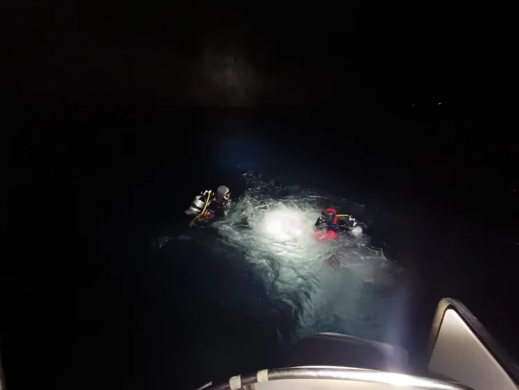 FOTO Drama kod Senja: Policajac je skinuo odoru i zaronio u hladno more. Nije mogao otvoriti olupinu i izvući ljude