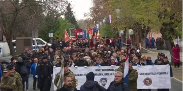 VIDEO Kolone sjećanja na Vukovar i Škabrnju: Na čelu kolone vukovarska braniteljica ranjena 11 puta u jednom danu