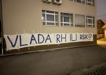 FOTO BBB u Vukovaru: Noćna izložba srpske kulture Ko o čemu – Srbi o herojima. Donosi li ovakve poteze Vlada RH ili RSK?