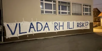 FOTO BBB u Vukovaru: Noćna izložba srpske kulture Ko o čemu – Srbi o herojima. Donosi li ovakve poteze Vlada RH ili RSK?