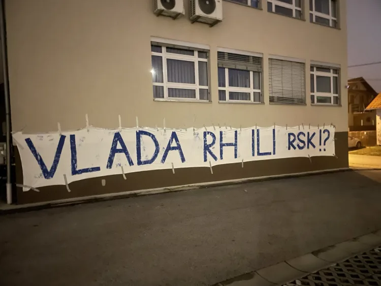 FOTO BBB u Vukovaru: Noćna izložba srpske kulture Ko o čemu – Srbi o herojima. Donosi li ovakve poteze Vlada RH ili RSK?