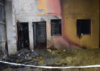 Maloljetnik dodavao benzin na vatru. Kuća je izgorjela a on je u bolnici…