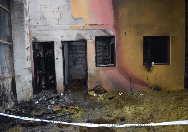 Maloljetnik dodavao benzin na vatru. Kuća je izgorjela a on je u bolnici…