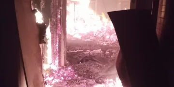 FOTO Požar progutao Vjesnikov neboder: Bila je tu i arhiva Porezne uprave. Radio Laganini. Sportski savezi..