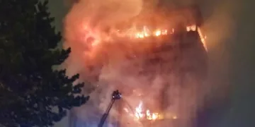 FOTO Požar progutao Vjesnikov neboder: Bila je tu i arhiva Porezne uprave. Radio Laganini. Sportski savezi..