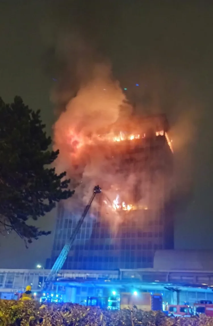 FOTO Požar progutao Vjesnikov neboder: Bila je tu i arhiva Porezne uprave. Radio Laganini. Sportski savezi..