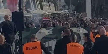 VIDEO Veliki prosvjed Torcide i branitelja u Splitu: Pustite našu braću! Uz heroje do groba…