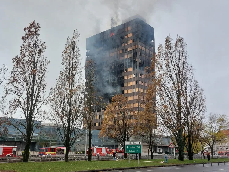 Malić o požaru Vjesnikova nebodera: Olupina bez zraka smrdljivih tepisona… Sinoć izgorjela. Jutros sliči na opušak