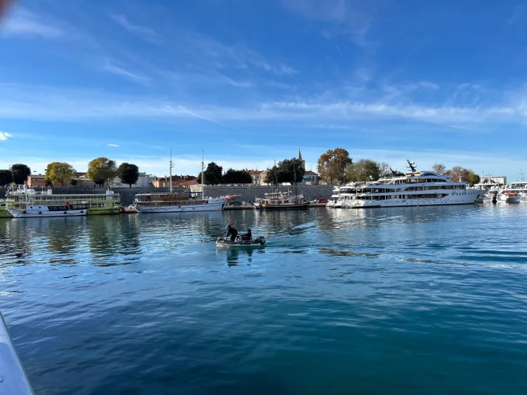 VIDEO Incidenti u Rijeci i Zadru tijekom antifašističkih marševa: Bacanje boje i pokušaji blokade povorke
