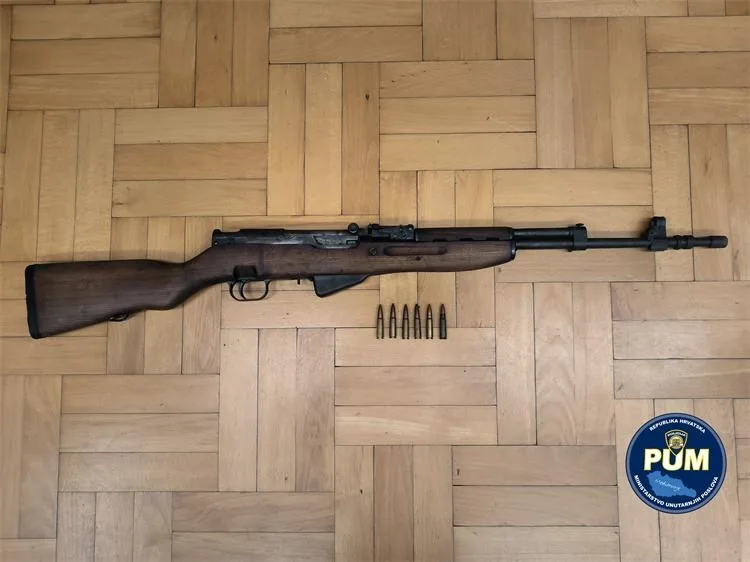 FOTO Strah u Međimurju: Muškarac šetao ulicom s napunjenom Papovkom. Doma je imao mitraljez…