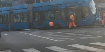 VIDEO Tramvaj u Zagrebu iskočio iz tračnica. Još malo pojačane gužve…