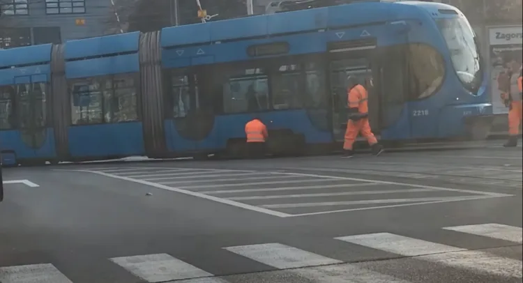 VIDEO Tramvaj u Zagrebu iskočio iz tračnica. Još malo pojačane gužve…