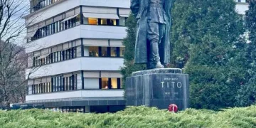 U Sloveniji odrubljena glava spomeniku jednom od najvećih zločinaca 20. stoljeća Josipu Brozu Titu