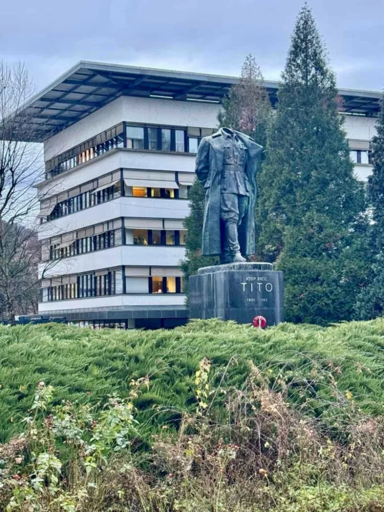 U Sloveniji odrubljena glava spomeniku jednom od najvećih zločinaca 20. stoljeća Josipu Brozu Titu
