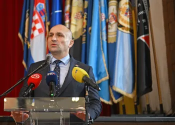 Ministar Anušić dodijelio medalje pripadnicima Hrvatske vojske i djelatniku MORH-a za izniman doprinos