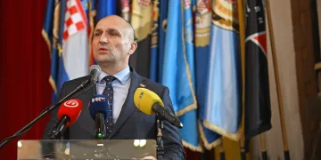 Ministar Anušić dodijelio medalje pripadnicima Hrvatske vojske i djelatniku MORH-a za izniman doprinos