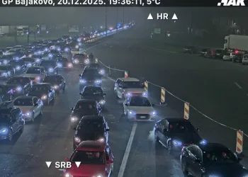 Uoči Božića kilometarske kolone na granicama: Na Bajakovu se čekalo i do devet sati